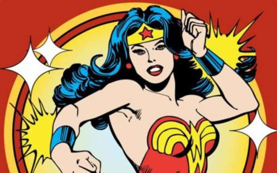 primera superheroina de la historia